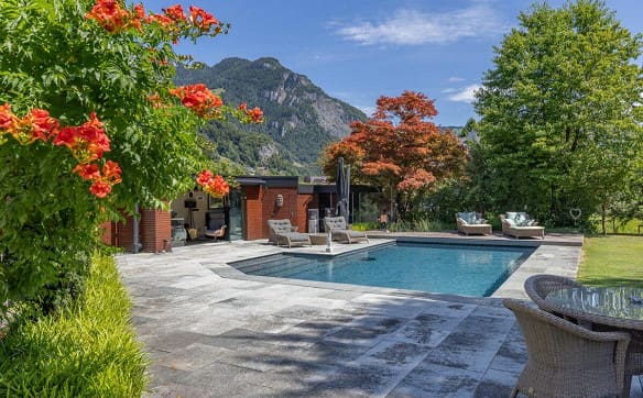 Immobilie in Mollis - Exklusive Residenz mit Pool und privater Gartenidylle - Bild 1