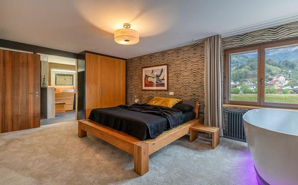 Immobilie in Mollis - Exklusive Residenz mit Pool und privater Gartenidylle - Bild 9