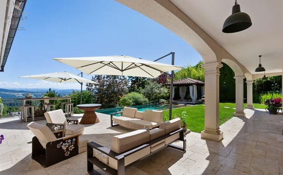 Immobilie in Herdern - Mediterrane Luxusvilla mit Naturpool und traumhaftem Gartenparadies - Bild 2