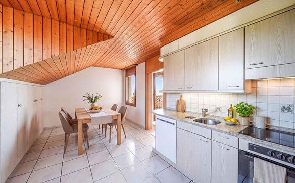Immobilie in Oberwil-lieli - WOHNCHARME MIT WEITBLICK -  4.5 ZIMMER DACHWOHNUNG IN OBERWIL-LIELI - Bild 1