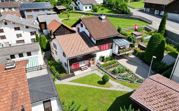 Immobilie in Mollis - Charmanter Hausteil mit grosszügigem Garten an sonniger und zentral... - Bild 1