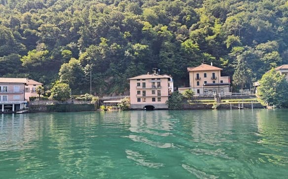 Immobilie in Brusino Arsizio - Villa Mehrfamilienhaus direkt am Luganersee - bereit für eine neue ... - Bild 1