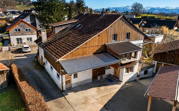 Immobilie in Auslikon - ECKHAUS MIT SEE- UND BERGSICHT SOWIE GROSSZÜGIGEM PLATZANGEBOT - Bild 0