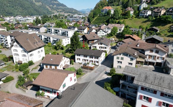 Immobilie in Mollis - Doppeleinfamilienhaus an familienfreundlicher, sonniger und zentral... - Bild 1