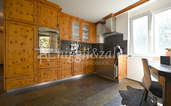 Immobilie in St. Moritz - Zeitgemässes Wohnen mit separatem Studio in naturnaher Lage - Bild 1