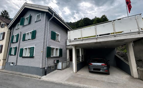 Immobilie in Schwanden Gl - Zuhause mit Aussicht: Finanzierbares Einfamilienhaus im Dorfkern - Bild 1