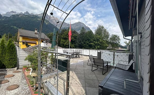 Immobilie in Schwanden Gl - Zuhause mit Aussicht: Finanzierbares Einfamilienhaus im Dorfkern - Bild 11