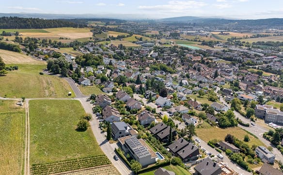 Immobilie in Buchs Zh - Oberhalb Primarschule mit Weitsicht - familienfreundlich gelegen - Bild 2