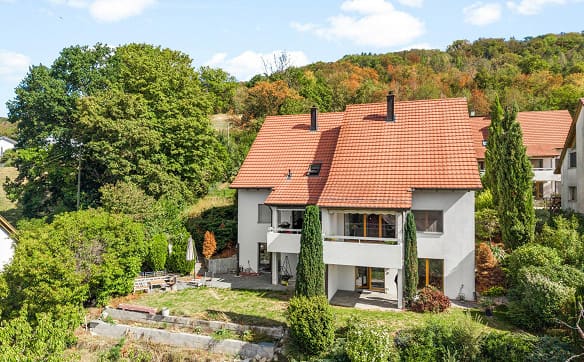Immobilie in Zuzgen - Ruhig gelegen, weit oben: Einfamilienhaus mit Panoramablick - Bild 0