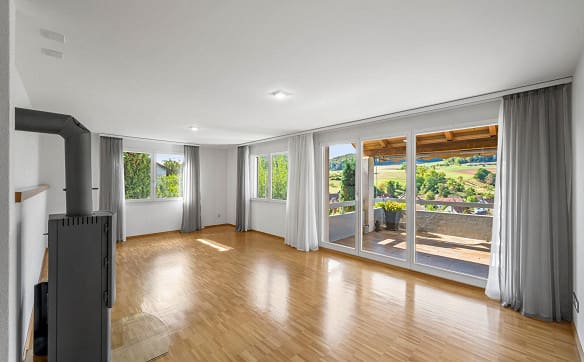 Immobilie in Zuzgen - Ruhig gelegen, weit oben: Einfamilienhaus mit Panoramablick - Bild 1