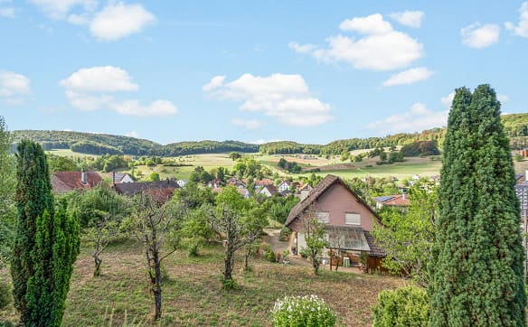 Immobilie in Zuzgen - Ruhig gelegen, weit oben: Einfamilienhaus mit Panoramablick - Bild 11