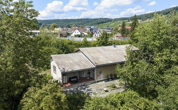 Immobilie in Unterengstringen - Unterengstringen: denkmalgeschütztes Wohn- und Atelierhaus im Grünen - Bild 0