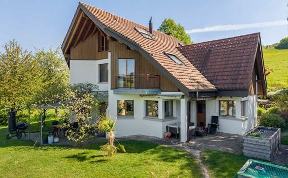 Immobilie in Gansingen - Freistehendes 6.5-Zimmer-Einfamilienhaus am Siedlungsrand mit viel ... - Bild 0