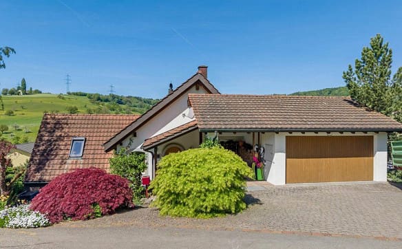 Immobilie in Gansingen - Freistehendes 6.5-Zimmer-Einfamilienhaus am Siedlungsrand mit viel ... - Bild 1