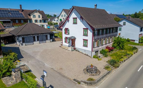 Immobilie in Kümmertshausen - Beeindruckende Liegenschaft mit Potenzial & viel Umschwung - Bild 1