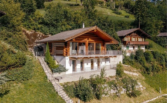 Immobilie in Lenk Im Simmental - Alpencharme aus Rundholz - Wohnen mit Weitblick an der Lenk - Bild 2