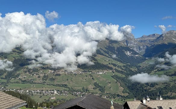 Immobilie in Surcuolm - Ein Feriendomizil zum Geniessen– 5-Zi.-Maisonettewohnung im Chaletstil - Bild 0