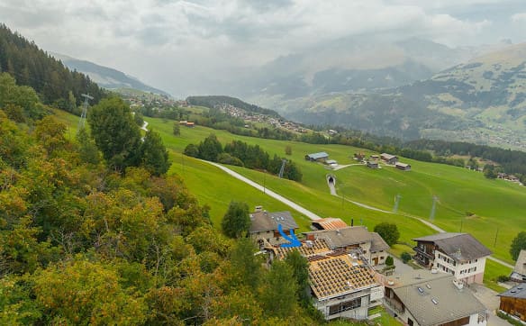 Immobilie in Surcuolm - Ein Feriendomizil zum Geniessen– 5-Zi.-Maisonettewohnung im Chaletstil - Bild 1