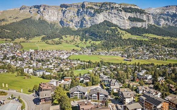 Immobilie in Flims Waldhaus - Wohntraum mit Cheminée, Gartensitzplatz und Balkon - Bild 2