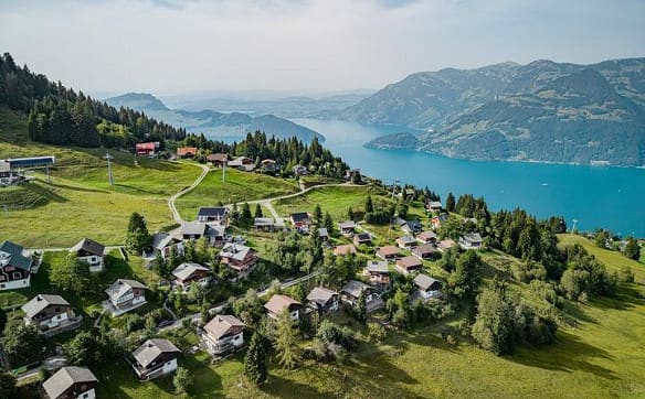 Immobilie in Emmetten - FERIENIDYLLE HOCH ÜBER DEM VIERWALDSTÄTTERSEE - Bild 0