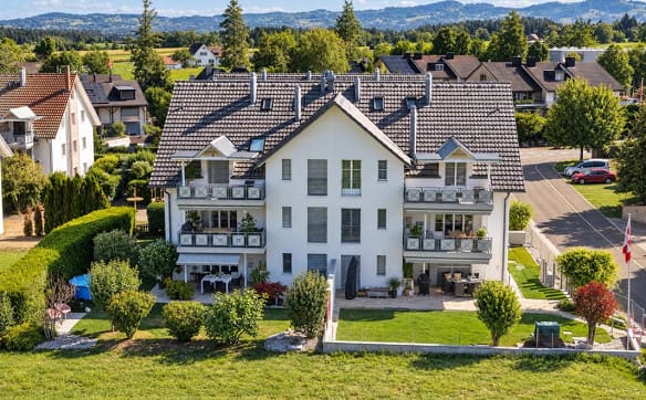 Immobilie in Oetwil Am See - Wohnen mit Weitblick - charmante 4.5-Zimmer-Duplexwohnung mit Holza... - Bild 1