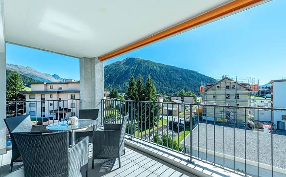 Immobilie in Davos Dorf - Davos: sonnige Attikawohnung mit eindrucksvoller Bergsicht - Bild 2