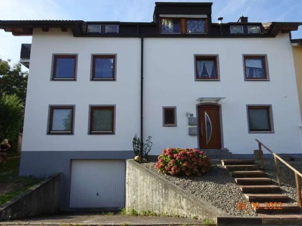 Immobilie in Rotthalmünster - Doppelhaushälfte mit zwei vermieteten Wohneinheiten, großem Garten und 105 m² Lagerhalle - Bild 0