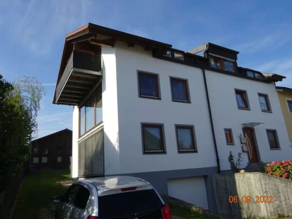 Immobilie in Rotthalmünster - Doppelhaushälfte mit zwei vermieteten Wohneinheiten, großem Garten und 105 m² Lagerhalle - Bild 1