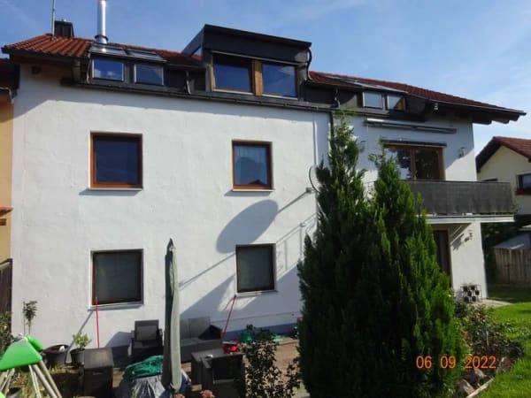 Immobilie in Rotthalmünster - Doppelhaushälfte mit zwei vermieteten Wohneinheiten, großem Garten und 105 m² Lagerhalle - Bild 2