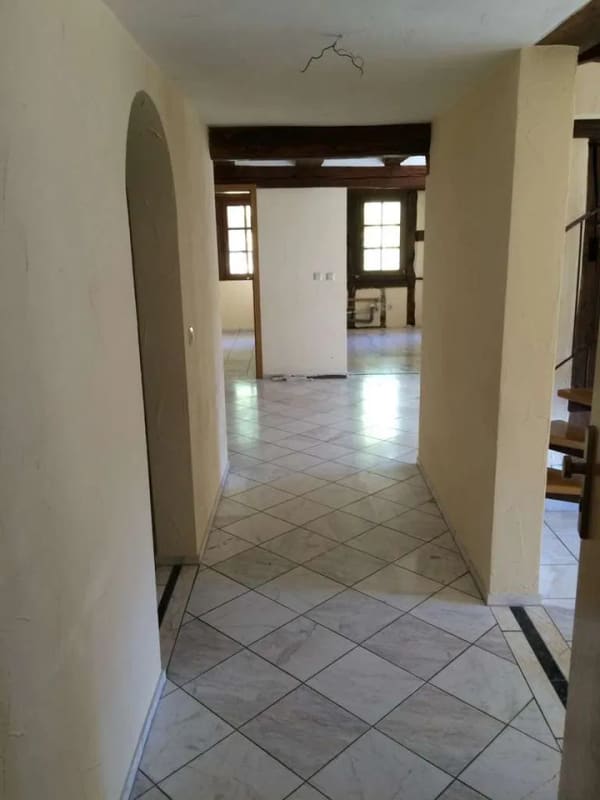 Immobilie in Schöntal - SCHNÄPPCHEN 6 Zi. Wohnung mit Balkon und Autoabstellplatz - KAPITALANLAGE / NUR € 1170,00 auf den m² - Bild 0