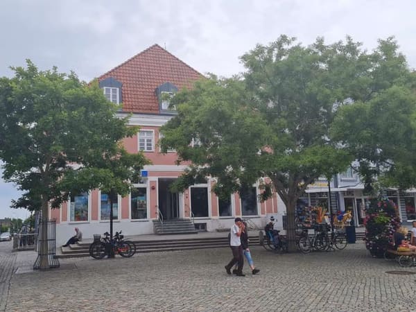 Immobilie in Waren (Müritz) - Marktplatzlage in Waren! 2‑Zimmer‑Eigentumswohnung mit Badewanne - Bild 1