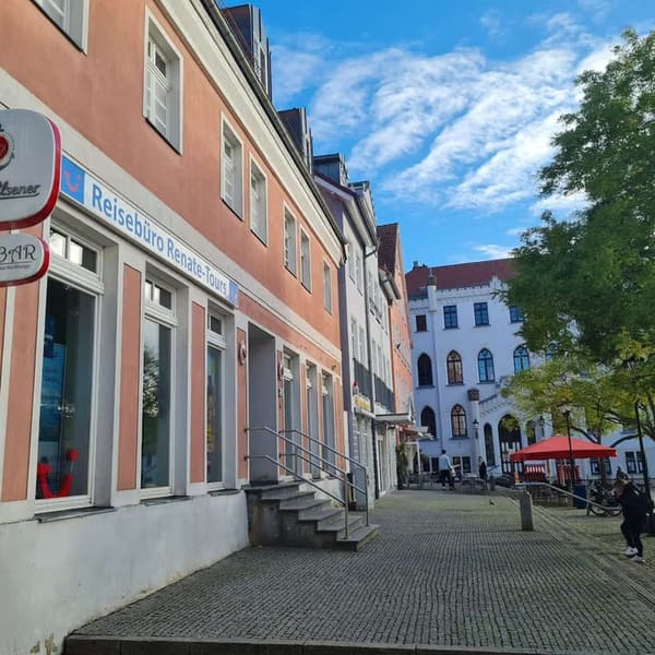 Immobilie in Waren (Müritz) - Marktplatzlage in Waren! 2‑Zimmer‑Eigentumswohnung mit Badewanne - Bild 2