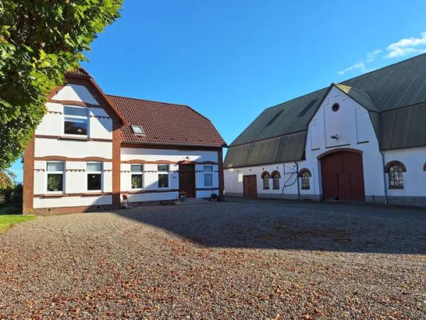 Immobilie in Hasselberg - Schöne, gepflegte Hofanlage mit viel Potenzial und optional ca. 2ha Land in Ostseenähe - Bild 1