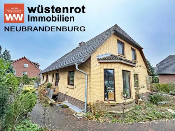 Immobilie in Waren (Müritz) - GROSSE HAUSHÄLFTE MIT  VERBLENDER + SOLARTHERMIE + EINBAUKÜCHE + KAMIN + VOLLKELLER + FERIENWOHNUNG - Bild 0