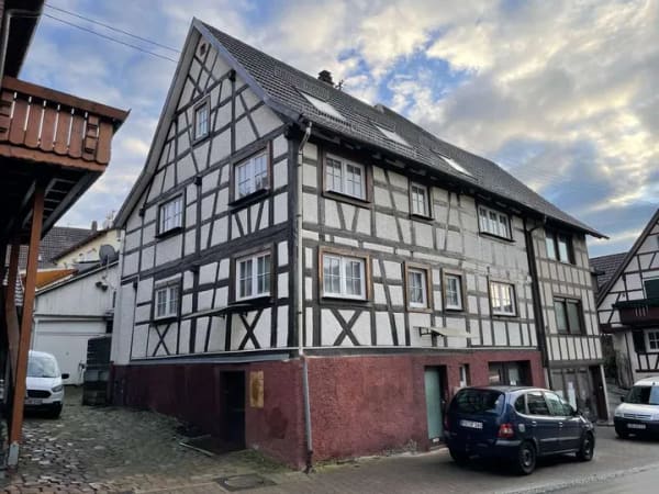 Immobilie in Loffenau - Mehrfamilienhaus mit 3 Wohnungen, 3 Garagen, 2 Stellplätzen, Balkon und Terrasse in Loffenau - Bild 0