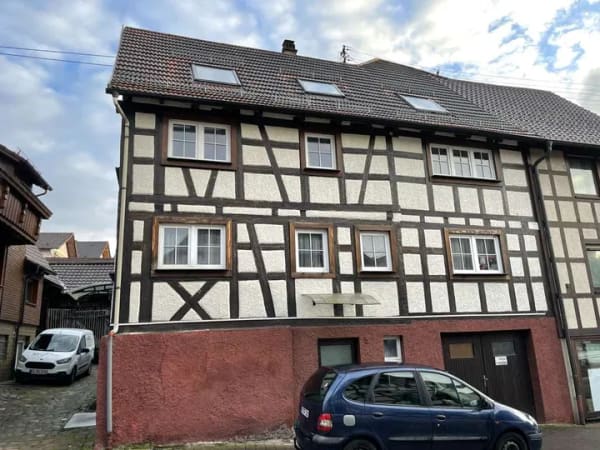 Immobilie in Loffenau - Mehrfamilienhaus mit 3 Wohnungen, 3 Garagen, 2 Stellplätzen, Balkon und Terrasse in Loffenau - Bild 1