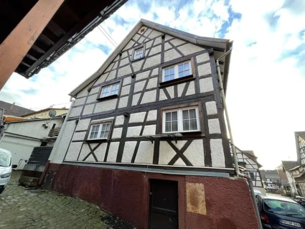 Immobilie in Loffenau - Mehrfamilienhaus mit 3 Wohnungen, 3 Garagen, 2 Stellplätzen, Balkon und Terrasse in Loffenau - Bild 2