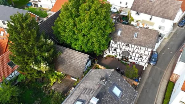 Immobilie in Schöneck - Romantisches Refugium mit Pioniergeist: Charming Hofreite mit Fachwerkhaus, Nebengebäude und Scheune - Bild 0
