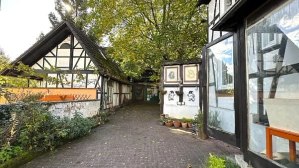 Immobilie in Schöneck - Romantisches Refugium mit Pioniergeist: Charming Hofreite mit Fachwerkhaus, Nebengebäude und Scheune - Bild 1