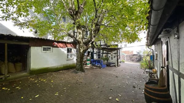 Immobilie in Schöneck - Romantisches Refugium mit Pioniergeist: Charming Hofreite mit Fachwerkhaus, Nebengebäude und Scheune - Bild 2