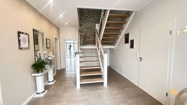Immobilie in Holdorf - Zweifamilienhaus in Holdorf – 335 m² Wohnfläche, ideal für zwei Generationen - Bild 2