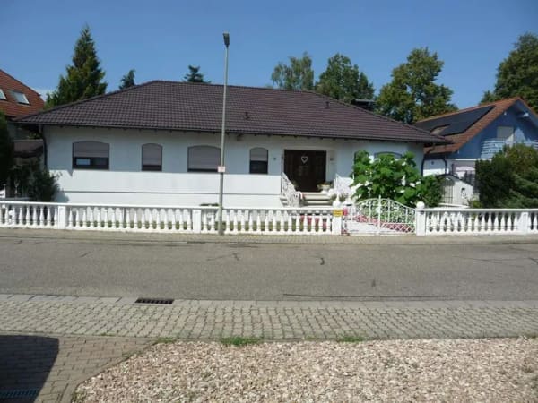 Immobilie in Lingenfeld - Lingenfeld- Blickfang - stilvoller, gepflegter, großer Bungalow-Traumgarten / von Privat ohne Makler - Bild 0