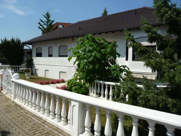 Immobilie in Lingenfeld - Lingenfeld- Blickfang - stilvoller, gepflegter, großer Bungalow-Traumgarten / von Privat ohne Makler - Bild 1