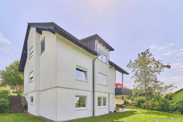 Immobilie in Schwarzach - Investitionsmöglichkeit in Top-Lage: Gepflegtes Dreifamilienhaus in Schwarzach - Bild 1