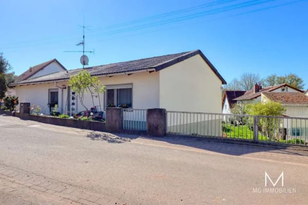 Immobilie in Kollweiler - MG - Bungalow am Feldrand mit Doppelgarage, Garten und Waldgrundstück - Bild 0