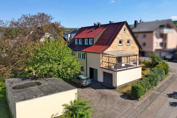 Immobilie in Birkenfeld - Charmantes Zweifamilienhaus mit Weitblick – renovierungsbedürftig, aber voller Möglichkeiten - Bild 1