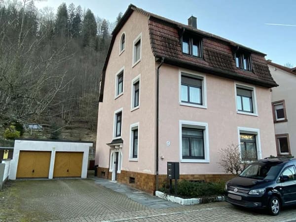 Immobilie in Zell im Wiesental - Sie wählen: Zur Nutzung als Ein-, Zwei- oder Dreifamilienwohnhaus mit  praktischer Doppelgarage ! - Bild 0