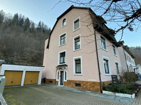 Immobilie in Zell im Wiesental - Sie wählen: Zur Nutzung als Ein-, Zwei- oder Dreifamilienwohnhaus mit  praktischer Doppelgarage ! - Bild 1