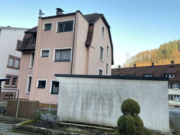 Immobilie in Zell im Wiesental - Sie wählen: Zur Nutzung als Ein-, Zwei- oder Dreifamilienwohnhaus mit  praktischer Doppelgarage ! - Bild 2