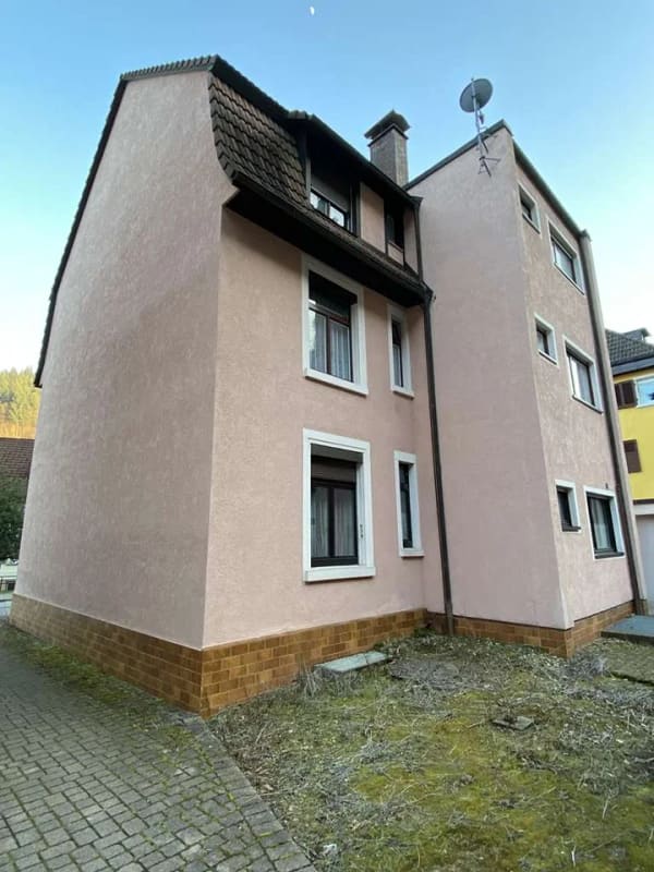 Immobilie in Zell im Wiesental - Sie wählen: Zur Nutzung als Ein-, Zwei- oder Dreifamilienwohnhaus mit  praktischer Doppelgarage ! - Bild 3